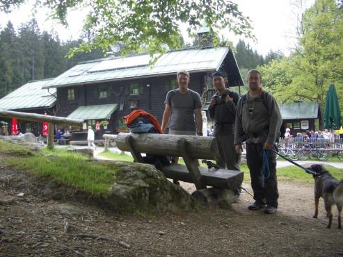 Tom, Oli und Markus vor dem Schwellhäusl