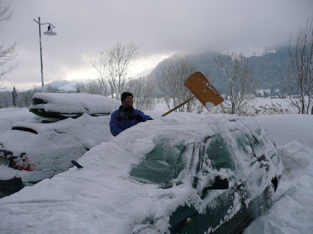 Bin beim Auto freischaufeln