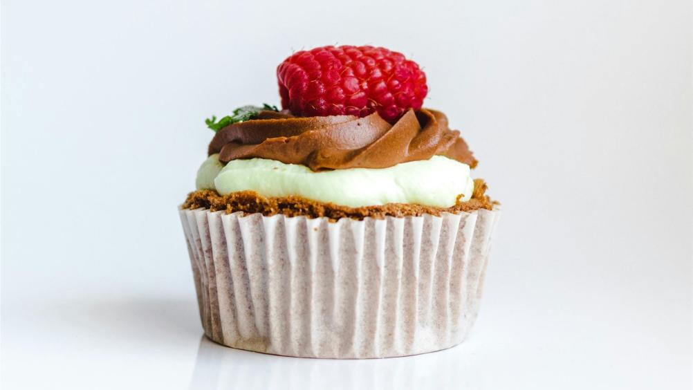 Foto Von Schokoladen Cupcake Mit Roten Erdbeer Toppings