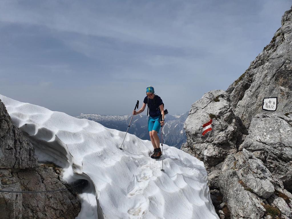 Überquerung einer Rinne mit Restschneefeld
